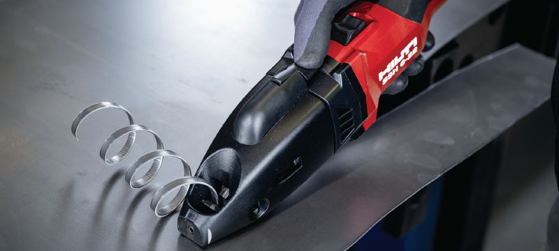 SSH 6-22 Akülü metal makasları Ürünle birlikte verilen Hilti SSH CS bıçaklarıyla birlikte 2,5 mm│12 Gauge'a kadar kalınlıkta çelik sac ve profillerde hızlı kesim için akülü çift kesim makası (Nuron akü platformu) Uygulamalar 1