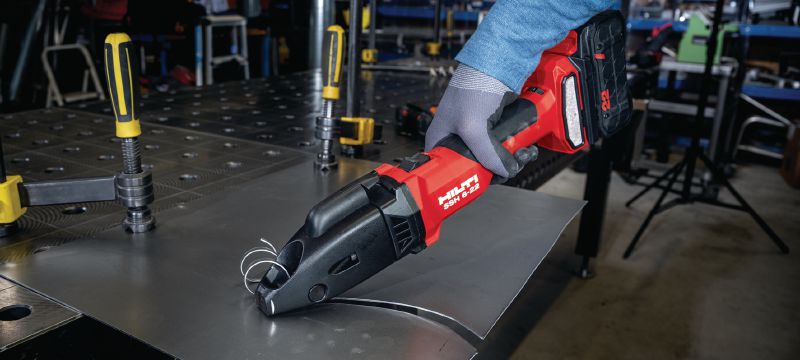 SSH 6-22 Akülü metal makasları Ürünle birlikte verilen Hilti SSH CS bıçaklarıyla birlikte 2,5 mm│12 Gauge'a kadar kalınlıkta çelik sac ve profillerde hızlı kesim için akülü çift kesim makası (Nuron akü platformu) Uygulamalar 1